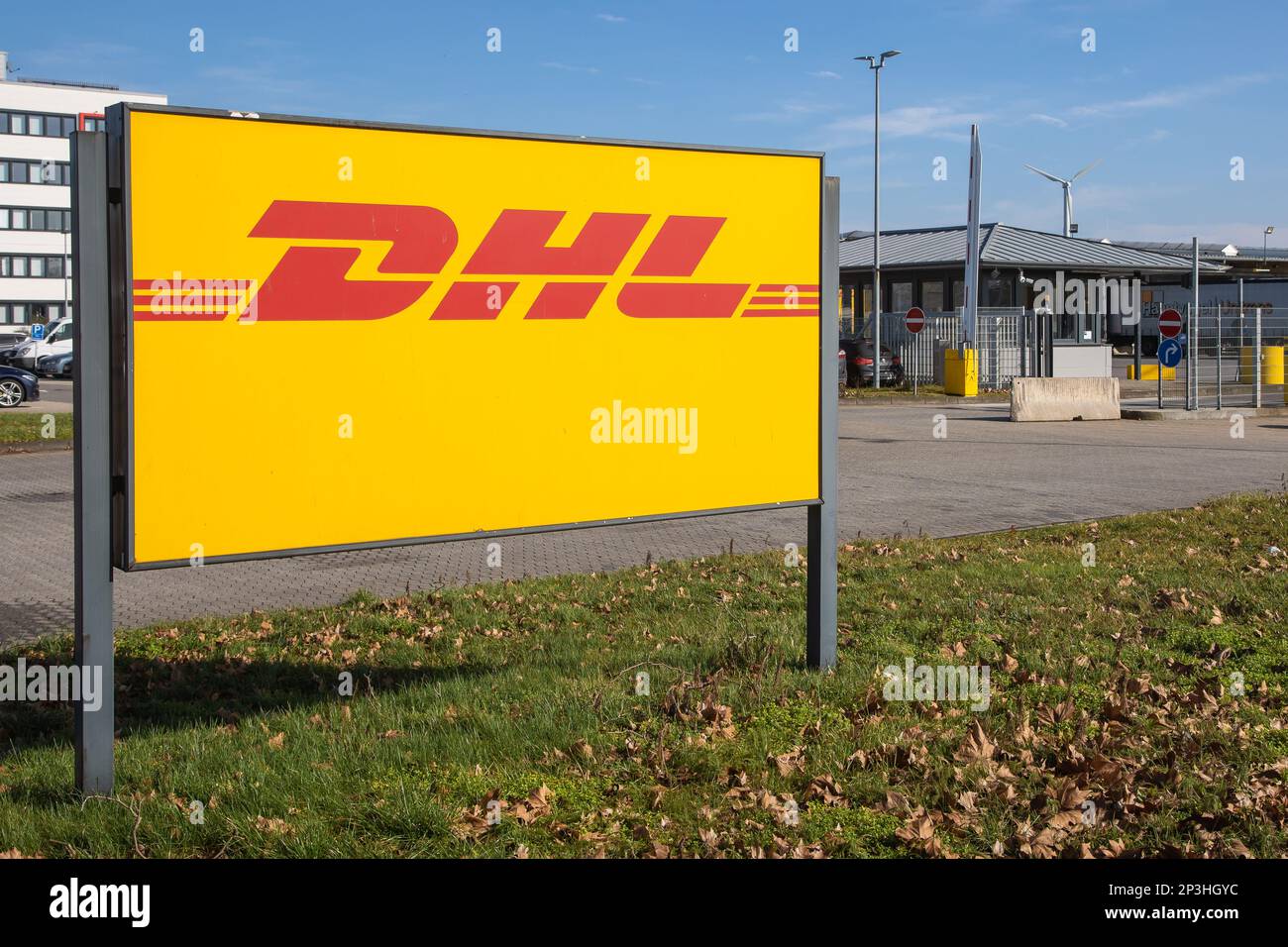 Koblenz, Deutschland - 20. Februar 2023: Firmenetikett „DHL“ am Eingang zum lokalen Vertriebszentrum Stockfoto