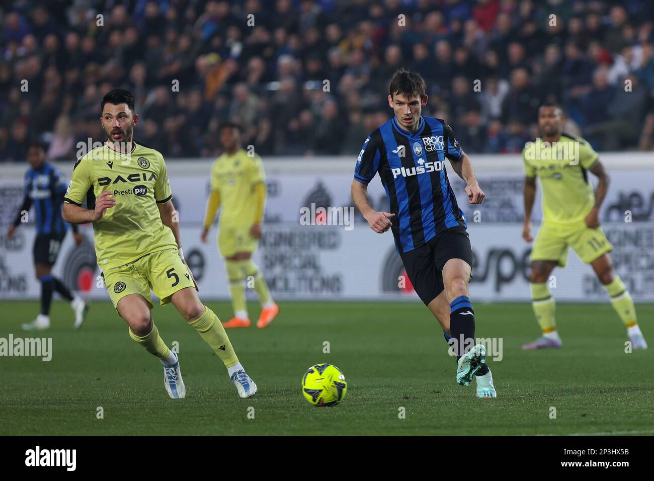 Bergamo, Italien. 4. März 2023. Italien, Bergamo, märz 04 2023: Marten De Roon (Atalanta-Mittelfeldspieler) Pass, der in der ersten Hälfte während des Fußballspiels ATALANTA gegen UDINESE, Serie A Tim 2022-2023 day25 Gewiss Stadion auf dem Spielfeld im Hintergrund geschossen wurde (Kreditbild: © Fabrizio Andrea Bertani/Pacific Press via ZUMA Press Wire) REDAKTIONELLER GEBRAUCH! Nicht für den kommerziellen GEBRAUCH! Stockfoto
