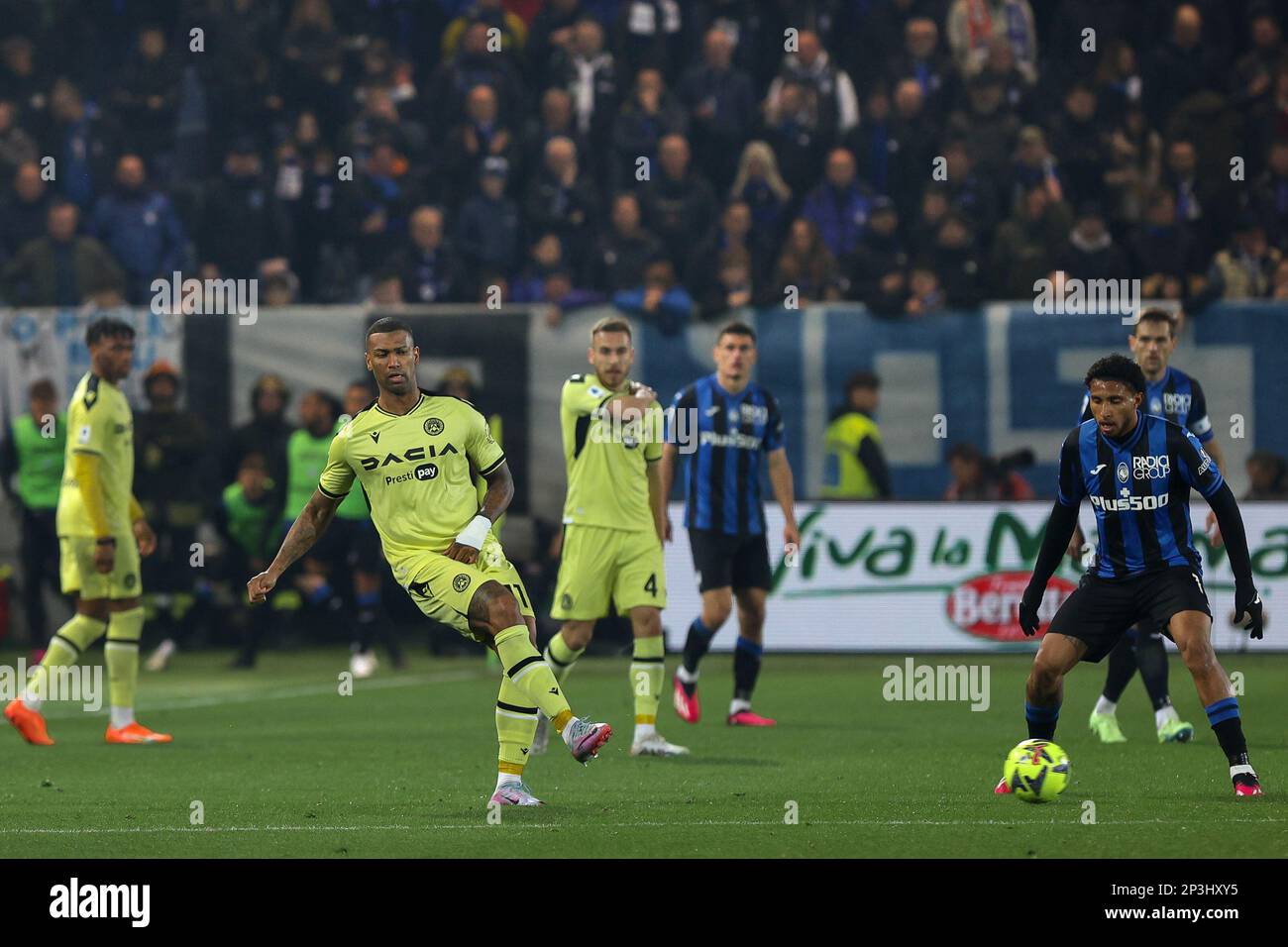 Bergamo, Italien. 4. März 2023. Italien, Bergamo, märz 04 2023: Walace Souza Silva (udinesischer Mittelfeldspieler) Pass, der in der zweiten Hälfte während des Fußballspiels ATALANTA gegen UDINESE, Serie A Tim 2022-2023 day25 Gewiss Stadion im hinteren Spielfeld geschossen wurde (Kreditbild: © Fabrizio Andrea Bertani/Pacific Press via ZUMA Press Wire) REDAKTIONELLE VERWENDUNG! Nicht für den kommerziellen GEBRAUCH! Stockfoto