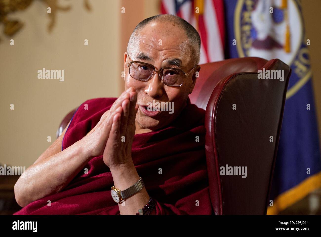 UNITED STATES - MARCH 06: The Dalai Lama meets with House leaders in the Capitol including Speaker John Boehner, R-Ohio, and House Minority Leader Nancy Pelosi, D-Calif. The Dalai Lama was on the Hill to meet with members of the House and Senate and also presided of the Senate's morning prayer. (Photo By Tom Williams/CQ Roll Call) (CQ Roll Call via AP Images) Stockfoto