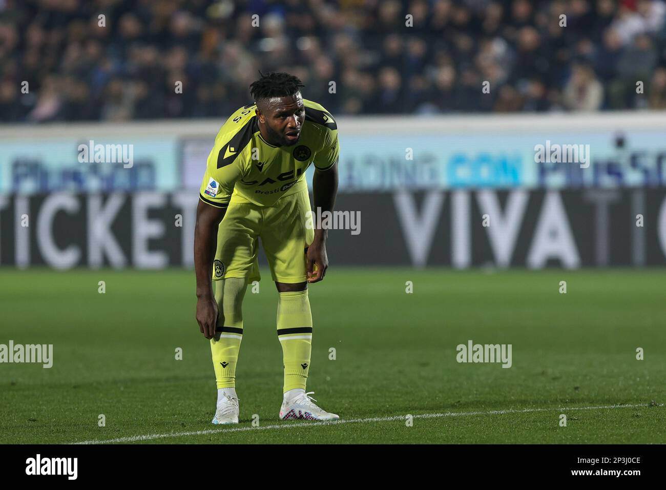 Bergamo, Italien. 4. März 2023. Italien, Bergamo, märz 04 2023: Isaac Success (Udinesischer Stürmer) wartet in der ersten Hälfte des Fußballspiels ATALANTA vs UDINESE auf einen Torwartwurf (Serie A Tim 2022-2023 day25 Gewiss Stadion) (Kreditbild: © Fabrizio Andrea Bertani/Pacific Press via ZUMA Press Wire) NUR REDAKTIONELLE VERWENDUNG! Nicht für den kommerziellen GEBRAUCH! Stockfoto