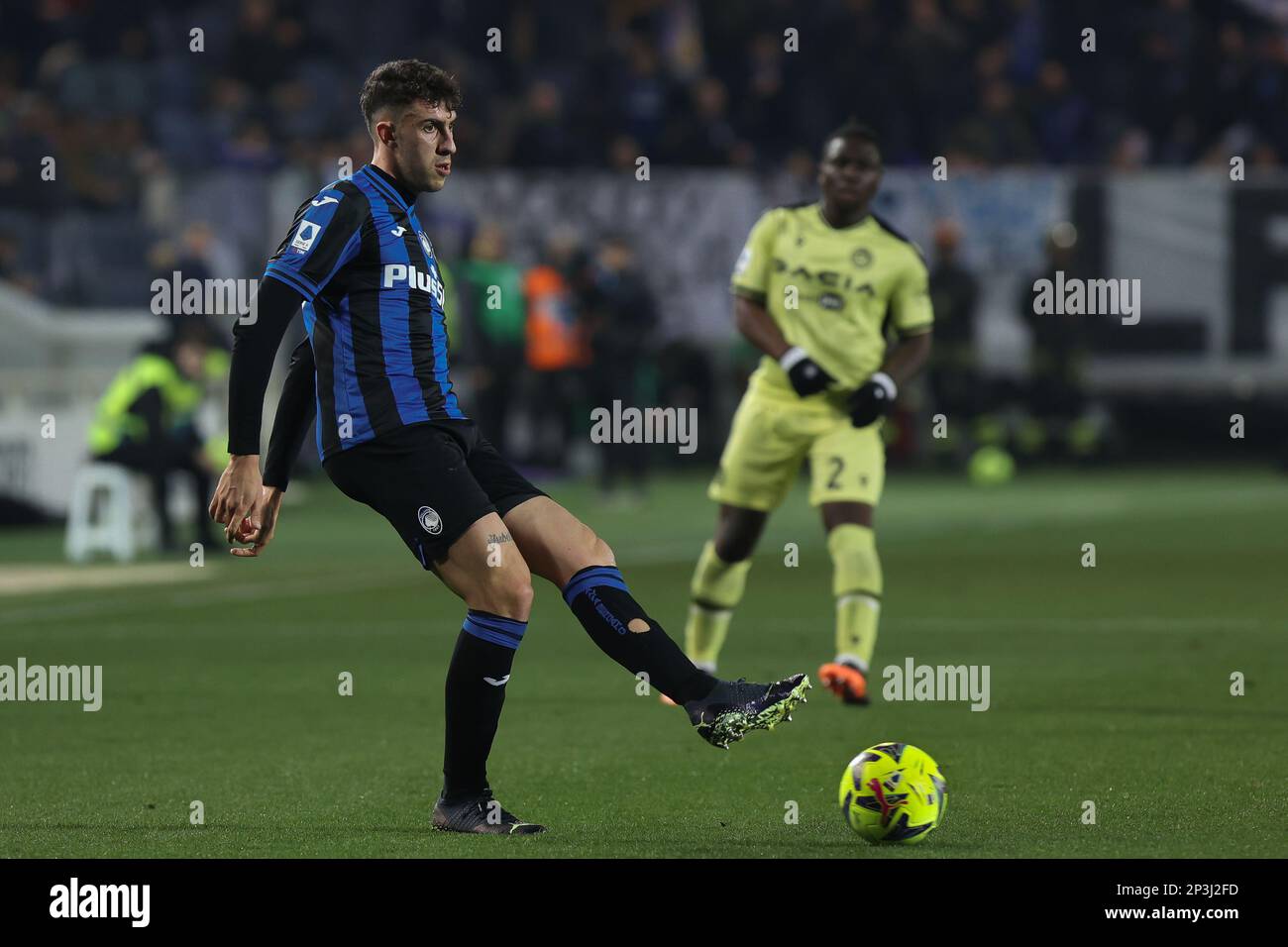 Bergamo, Italien. 4. März 2023. Italien, Bergamo, märz 04 2023: Matteo Ruggeri (Atalanta-Verteidiger) Pass auf dem Spielfeld beim Fußballspiel ATALANTA gegen UDINESE, Serie A Tim 2022-2023 day25 Gewiss Stadion (Kredit: © Fabrizio Andrea Bertani/Pacific Press via ZUMA Press Wire) NUR REDAKTIONELLE VERWENDUNG! Nicht für den kommerziellen GEBRAUCH! Stockfoto