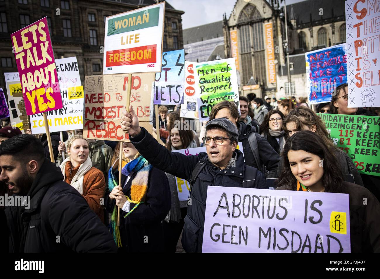 AMSTERDAM - Teilnehmer nehmen am ersten feministischen Marsch Teil. Der Nachfolger des jährlichen Frauenmarsches zielt darauf ab, sich für Frauen und nicht-binäre Menschen einzusetzen, die Opfer des Patriarchats sind. ANP RAMON VAN FLYMEN niederlande raus - belgien raus Stockfoto