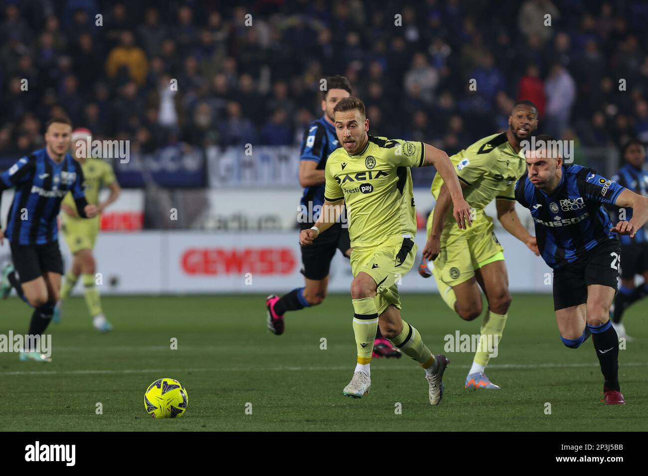 Bergamo, Italien. 4. März 2023. Italien, Bergamo, märz 04 2023: Sandi Lovric (udinesischer Mittelfeldspieler) fährt während des Fußballspiels ATALANTA gegen UDINESE in der ersten Hälfte in den Strafbereich. Serie A Tim 2022-2023 day25 Gewiss Stadion (Kreditbild: © Fabrizio Andrea Bertani/Pacific Press via ZUMA Press Wire) NUR REDAKTIONELLE VERWENDUNG! Nicht für den kommerziellen GEBRAUCH! Stockfoto