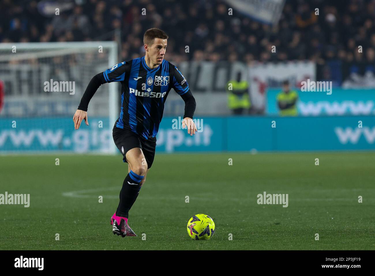 Bergamo, Italien. 4. März 2023. Italien, Bergamo, märz 04 2023: Mario Pasalic (Atalanta-Mittelfeldspieler) fährt während des Fußballspiels ATALANTA gegen UDINESE in der zweiten Halbzeit in den Strafbereich. Serie A Tim 2022-2023 day25 Gewiss Stadion (Kreditbild: © Fabrizio Andrea Bertani/Pacific Press via ZUMA Press Wire) NUR REDAKTIONELLE VERWENDUNG! Nicht für den kommerziellen GEBRAUCH! Stockfoto