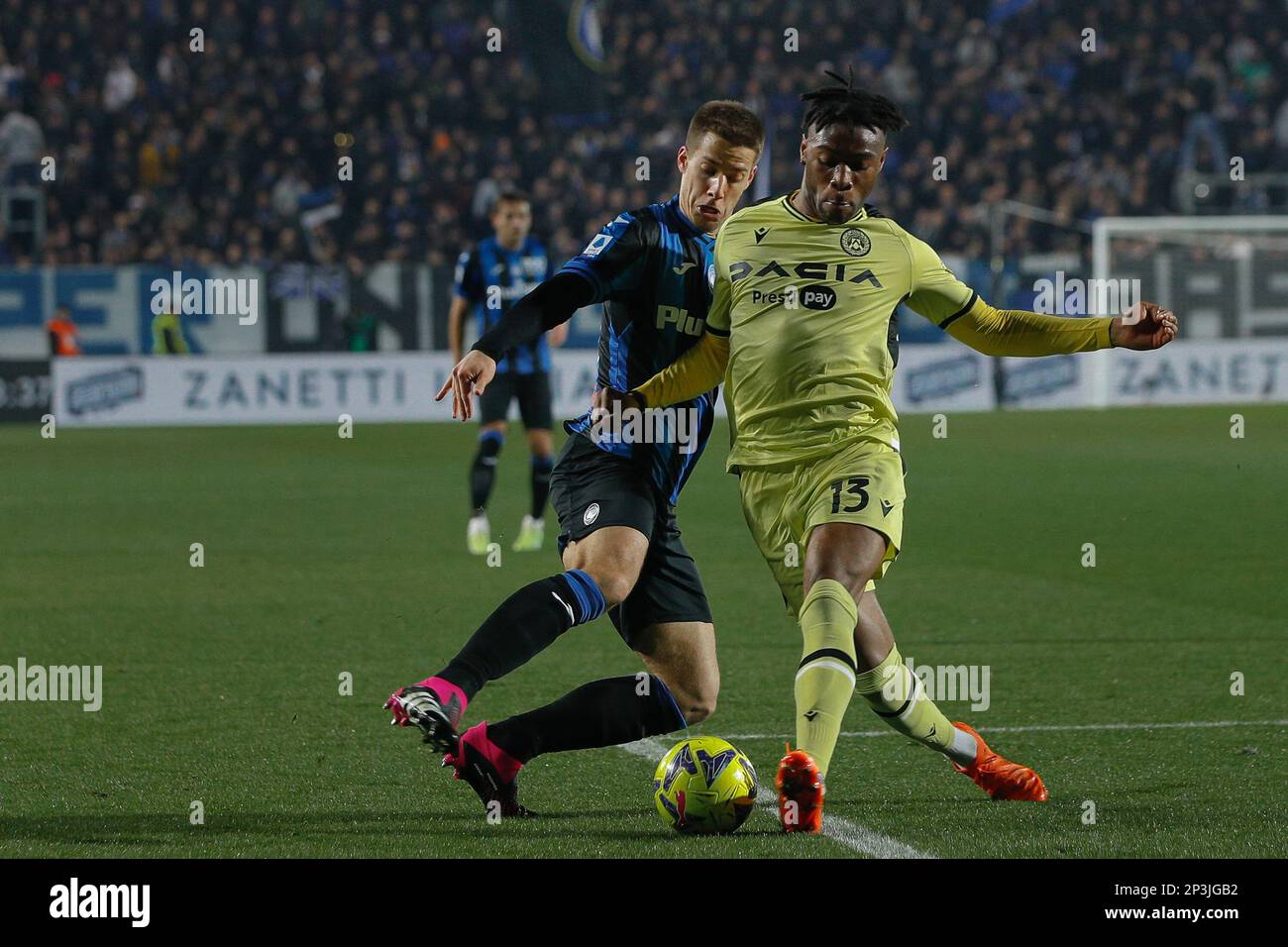 Bergamo, Italien. 4. März 2023. Italien, Bergamo, märz 04 2023: Destiny Udogie (udinesischer Verteidiger) Defensive Action in der zweiten Halbzeit während des Fußballspiels ATALANTA vs UDINESE, Serie A Tim 2022-2023 day25 Gewiss Stadium (Kredit: © Fabrizio Andrea Bertani/Pacific Press via ZUMA Press Wire) NUR REDAKTIONELLE VERWENDUNG! Nicht für den kommerziellen GEBRAUCH! Stockfoto