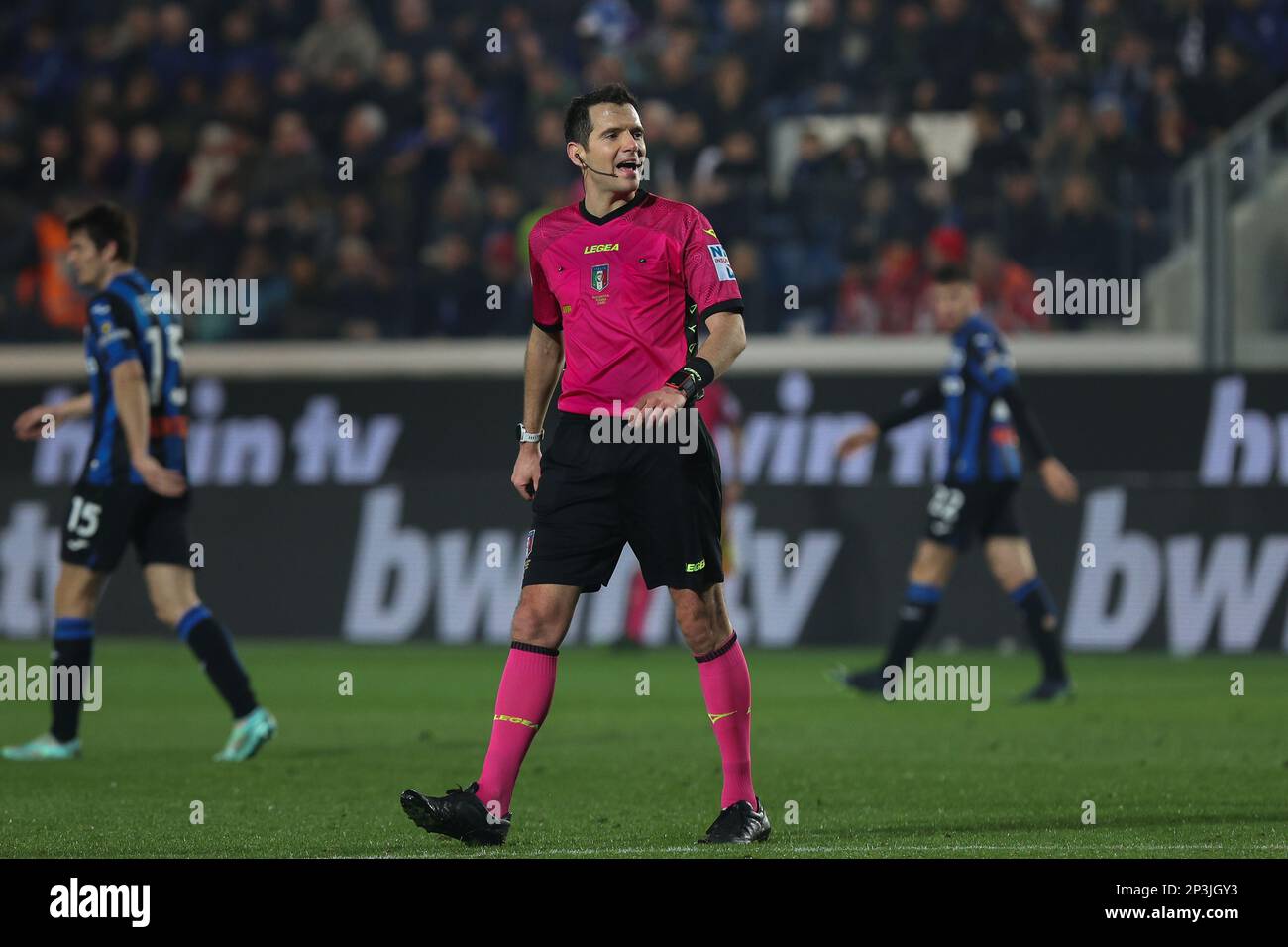 Bergamo, Italien. 4. März 2023. Italien, Bergamo, märz 04 2023: Davide Ghersini (Schiedsrichter) wartet während des Fußballspiels ATALANTA gegen UDINESE auf einen Torwartwurf in der zweiten Hälfte, Serie A Tim 2022-2023 day25 Gewiss Stadion (Kreditbild: © Fabrizio Andrea Bertani/Pacific Press via ZUMA Press Wire) NUR REDAKTIONELLE VERWENDUNG! Nicht für den kommerziellen GEBRAUCH! Stockfoto