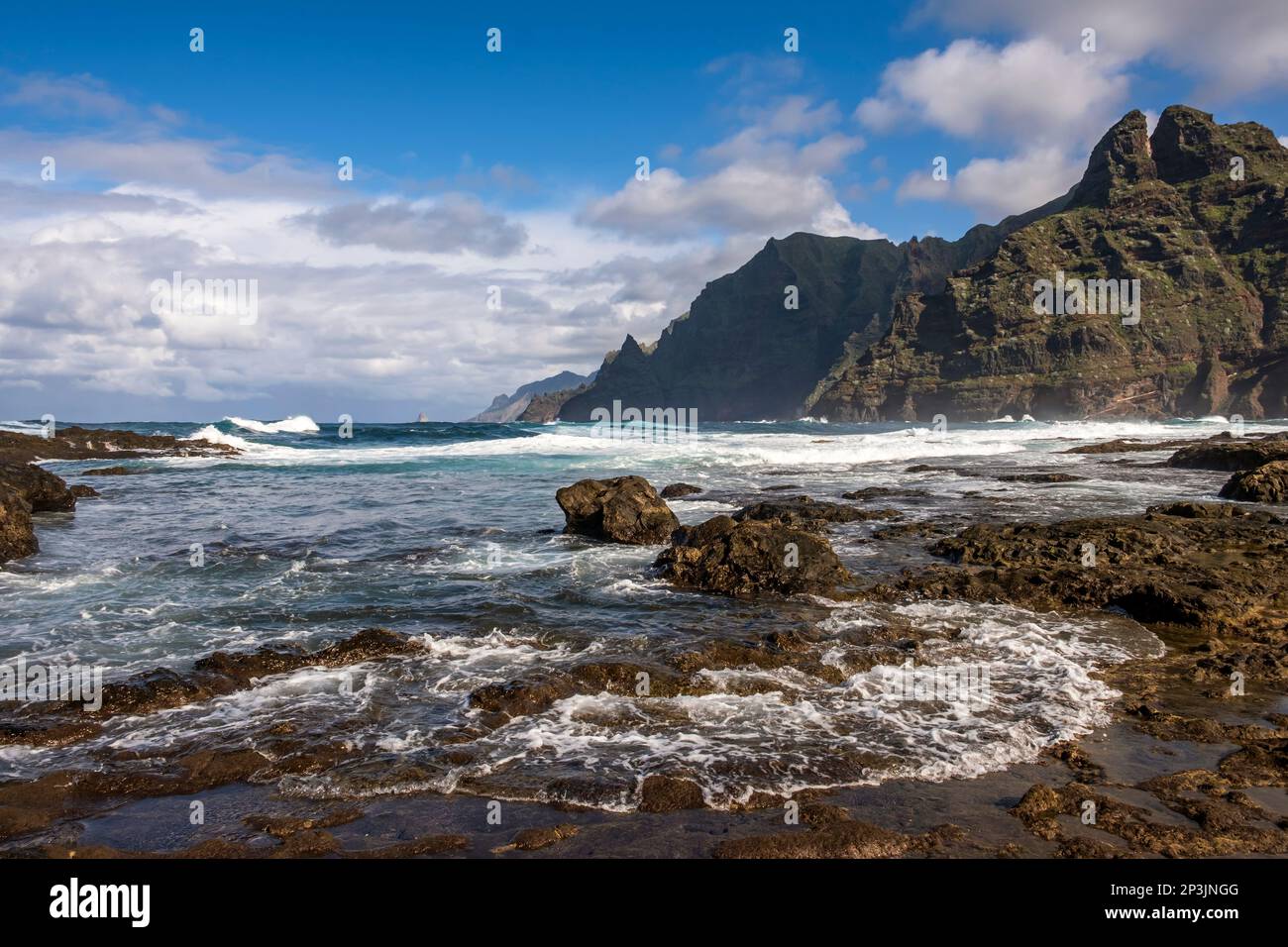 Die zerklüftete Küste von Punta del Hidalgo. Mit den Anaga-Bergen im Hintergrund, Teneriffa, Kanarische Inseln. Stockfoto