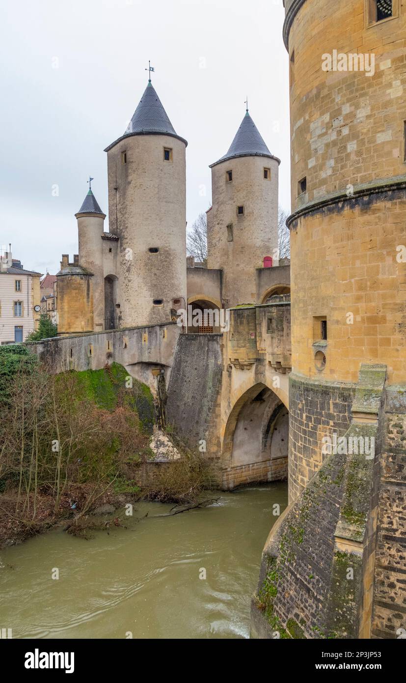 Brückenschloss und Stadttor mit dem Namen „Deutsches Tor“ in Metz, einer Stadt in der Region Lothringen in Frankreich Stockfoto