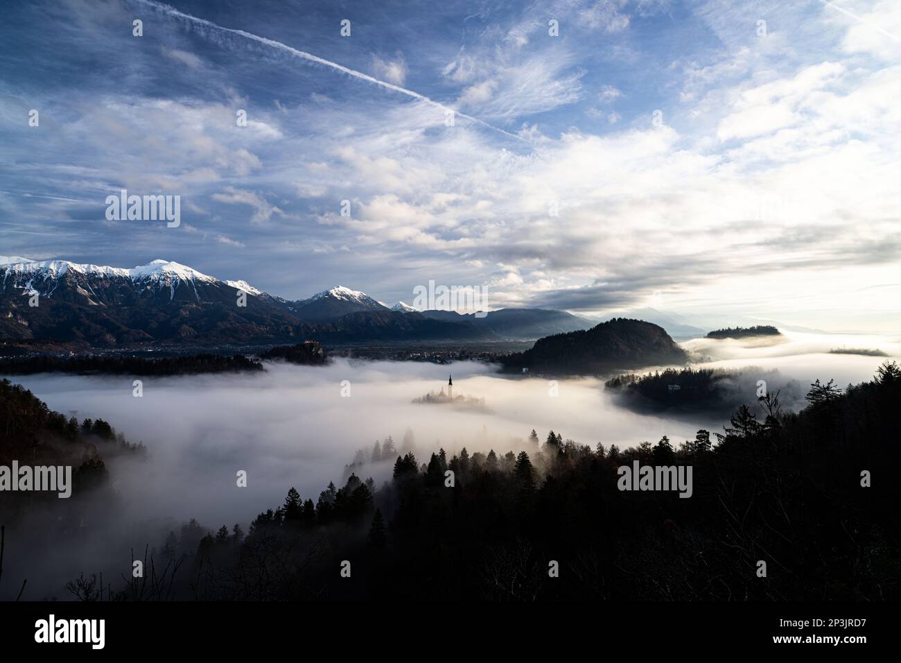 2022 12 30, Bled, Slowenien: Bleder See mit Insel Bled, ertrunken im Nebel Stockfoto