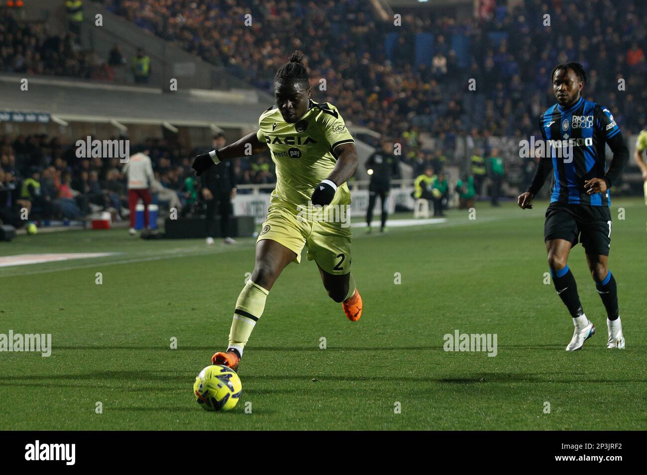 Bergamo, Italien. 4. März 2023. Italien, Bergamo, märz 04 2023: Festy Ebosele (udinesischer Verteidiger) tritt in der ersten Halbzeit während des Fußballspiels ATALANTA gegen UDINESE, Serie A Tim 2022-2023 day25 Gewiss Stadion (Kredit: © Fabrizio Andrea Bertani/Pacific Press via ZUMA Press Wire) NUR REDAKTIONELLE VERWENDUNG! Nicht für den kommerziellen GEBRAUCH! Stockfoto