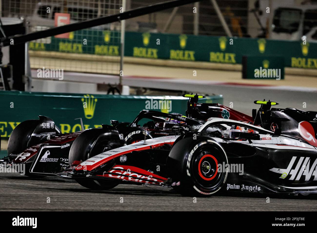 Zhou Guanyu (CHN) Alfa Romeo F1 Team C43 und Nico Hulkenberg (GER) Haas VF-23 kämpfen um die Position. Formel-1-Weltmeisterschaft, Rd 1, Bahrain Grand Prix, Sonntag, 5. März 2023. Sakhir, Bahrain. Stockfoto