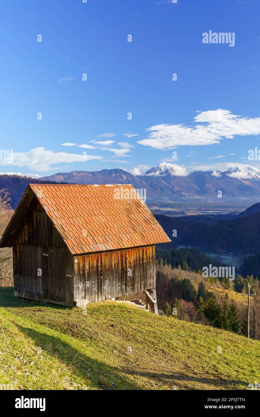 2023 01 01: Eine Hütte vor den Kamnik-Savinja-Alpen Stockfoto