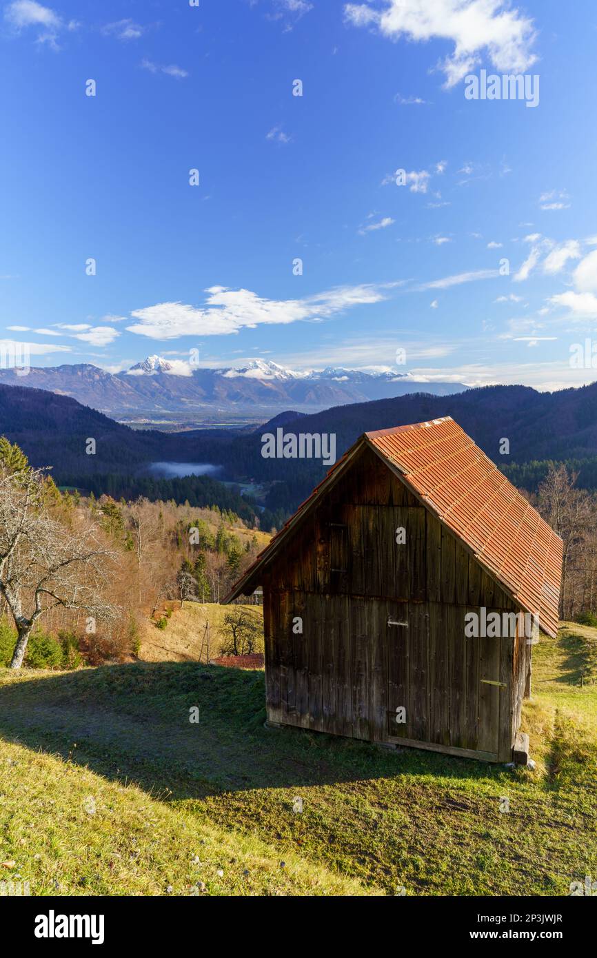 2023 01 01: Eine Hütte vor den Kamnik-Savinja-Alpen Stockfoto