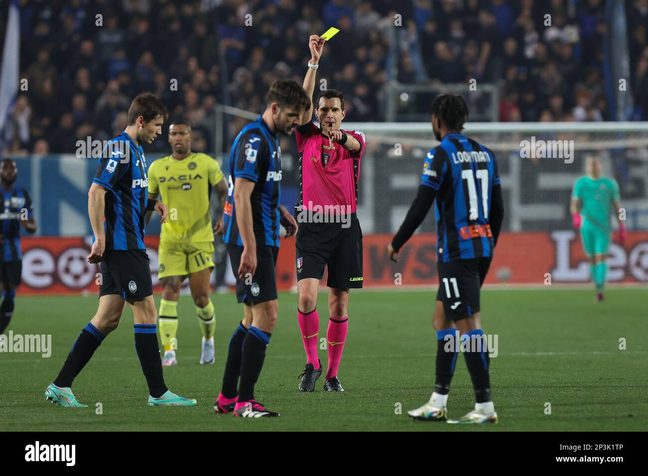 Bergamo, Italien. 4. März 2023. Italien, Bergamo, märz 04 2023: Davide Ghersini (Schiedsrichter) zeigt während des Fußballspiels ATALANTA gegen UDINESE, Serie A Tim 2022-2023 day25 Gewiss Stadion in der ersten Hälfte eine gelbe Karte (Kreditbild: © Fabrizio Andrea Bertani/Pacific Press via ZUMA Press Wire) NUR REDAKTIONELLE VERWENDUNG! Nicht für den kommerziellen GEBRAUCH! Stockfoto