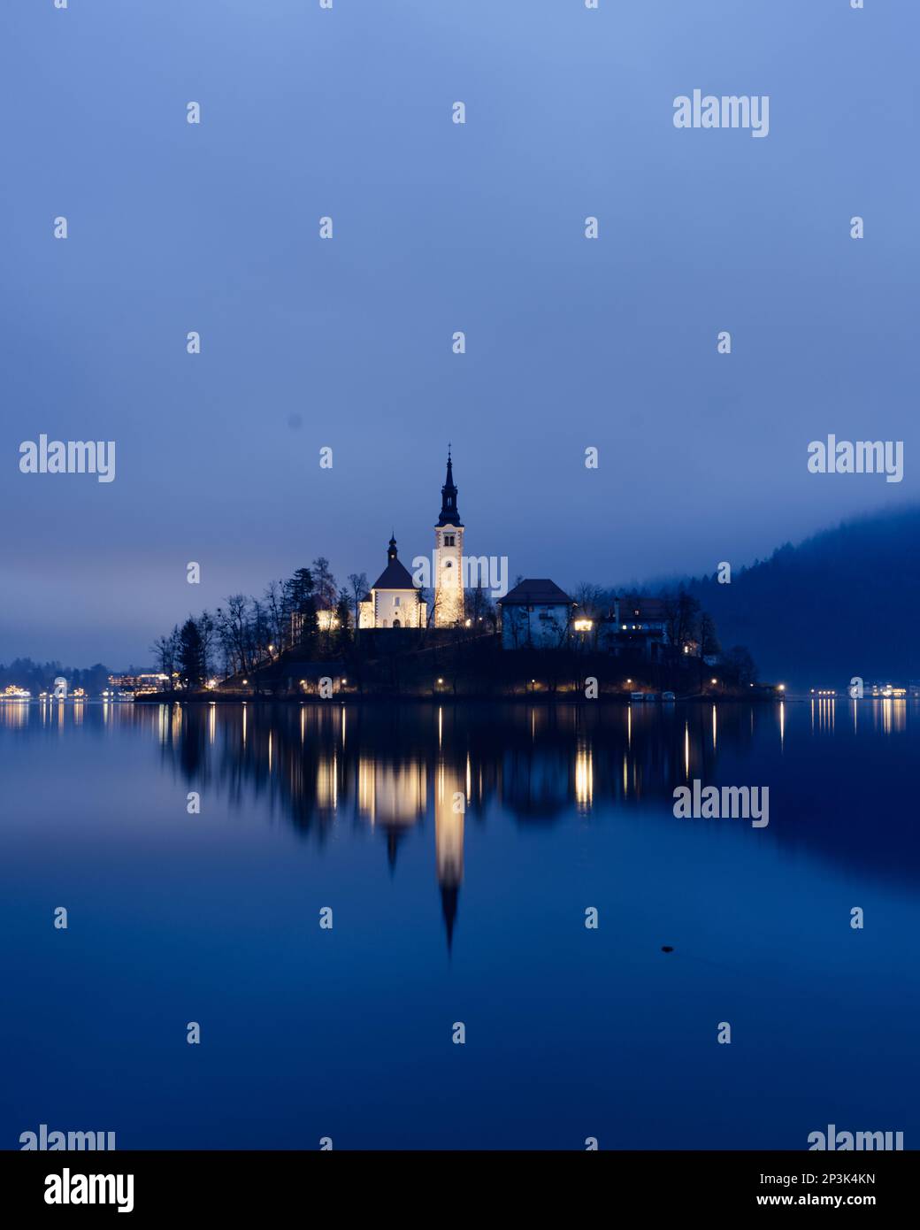 12 27 2022, Bled, Slowenien: Lange Exposition der Kirche auf der Insel Bled im See blutete an einem Winterabend Stockfoto