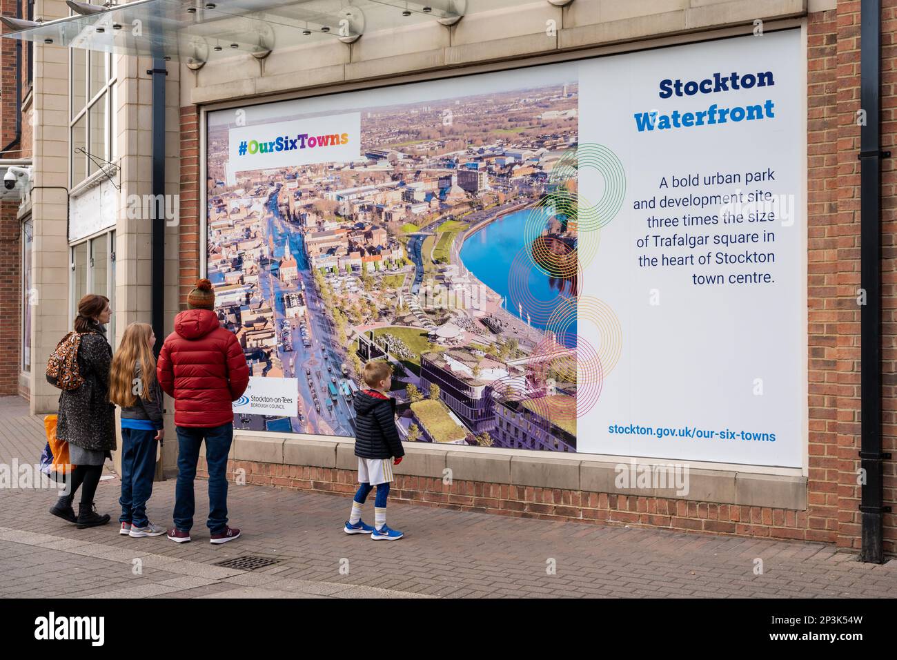 Ein Familienbericht über die Pläne für die Sanierung der „Stockton Waterfront“ in der Stadt auf einem großen Poster an einer Wand in Stockton on Tees, Großbritannien. Stockfoto