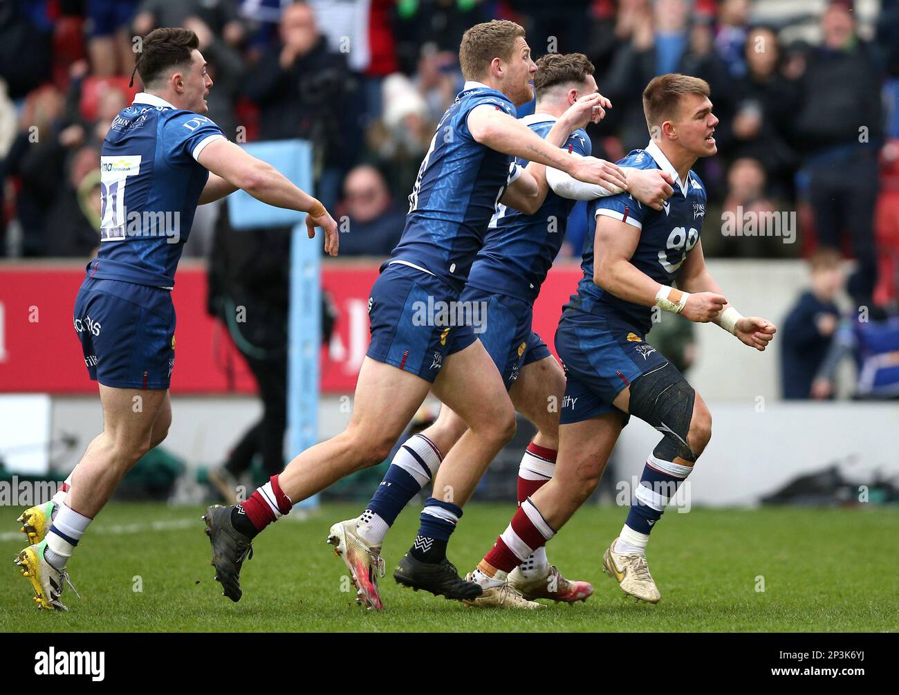 Sale Sharks' Joe Carpenter (rechts) feiert den dritten Versuch seiner Seite während des Gallagher Premiership-Spiels im AJ Bell Stadium, Barton-upon-Irwell. Foto: Sonntag, 5. März 2023. Stockfoto