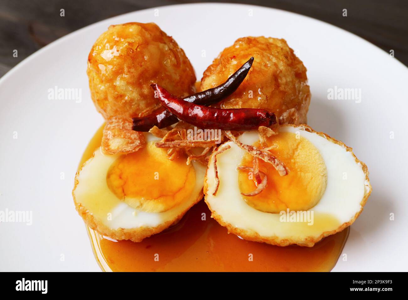 Eine Abrundung des schmackhaften thailändischen berühmten hausgemachten Gerichts namens Kai Look Keuy oder Son in Law Eggs Stockfoto
