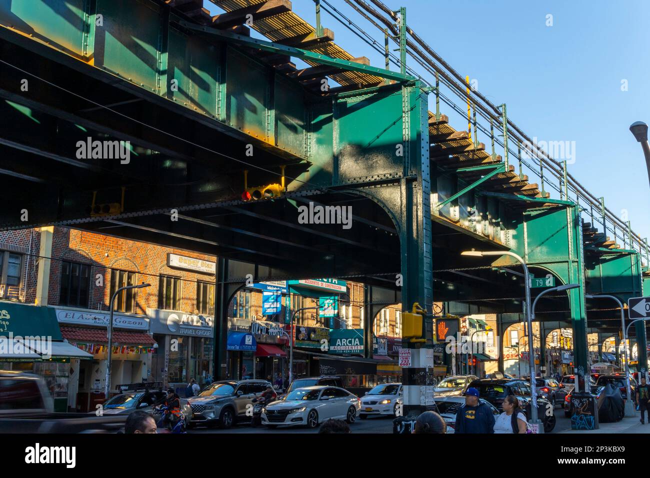 Stadtbild rund um die Jackson Heights Subway Station in Queens, New York City. Stockfoto