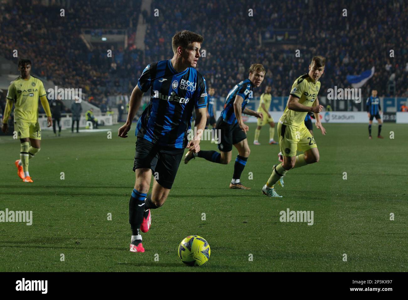 Bergamo, Italien. 4. März 2023. Italien, Bergamo, märz 04 2023: Joakim Maehle (Atalanta-Verteidiger) dribbelt während des Fußballspiels ATALANTA vs UDINESE in der zweiten Hälfte auf dem Vorderplatz (Serie A Tim 2022-2023 day25 Gewiss Stadion) (Kreditbild: © Fabrizio Andrea Bertani/Pacific Press via ZUMA Press Wire) – NUR REDAKTIONELLE VERWENDUNG! Nicht für den kommerziellen GEBRAUCH! Stockfoto