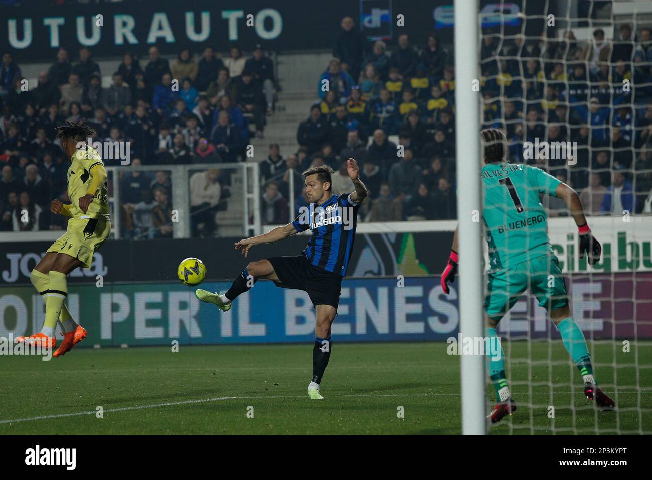 Bergamo, Italien. 4. März 2023. Italien, Bergamo, märz 04 2023: Rafael Toloi (Atalanta-Verteidiger) schießt in der zweiten Halbzeit während des Fußballspiels ATALANTA gegen UDINESE, Serie A Tim 2022-2023 day25 Gewiss Stadion (Kreditbild: © Fabrizio Andrea Bertani/Pacific Press via ZUMA Press Wire) NUR REDAKTIONELLE VERWENDUNG! Nicht für den kommerziellen GEBRAUCH! Stockfoto