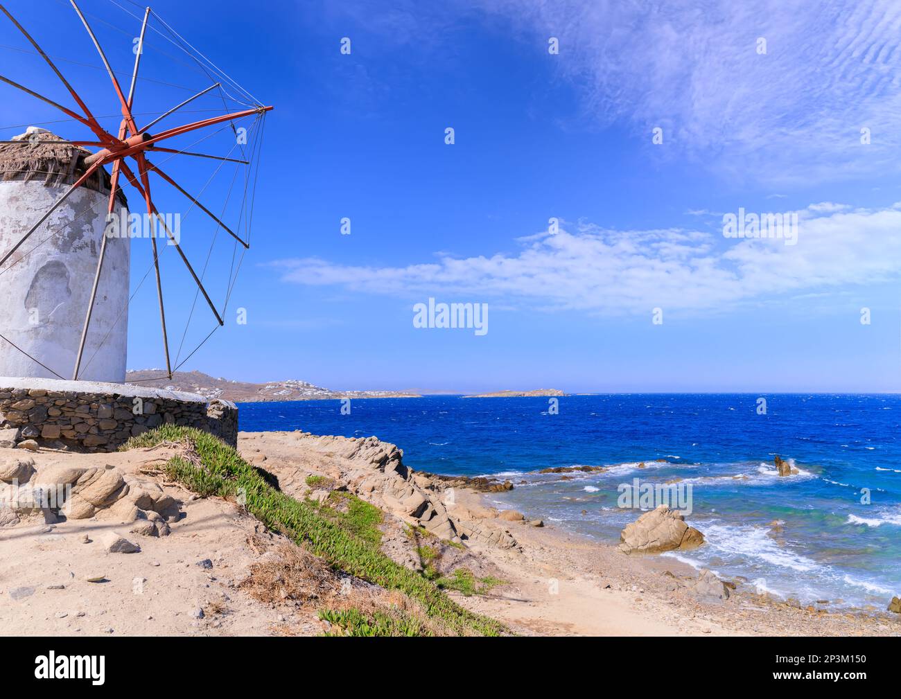Blick auf die Insel Mycons mit einer typischen Windmühle in Griechenland. Stockfoto