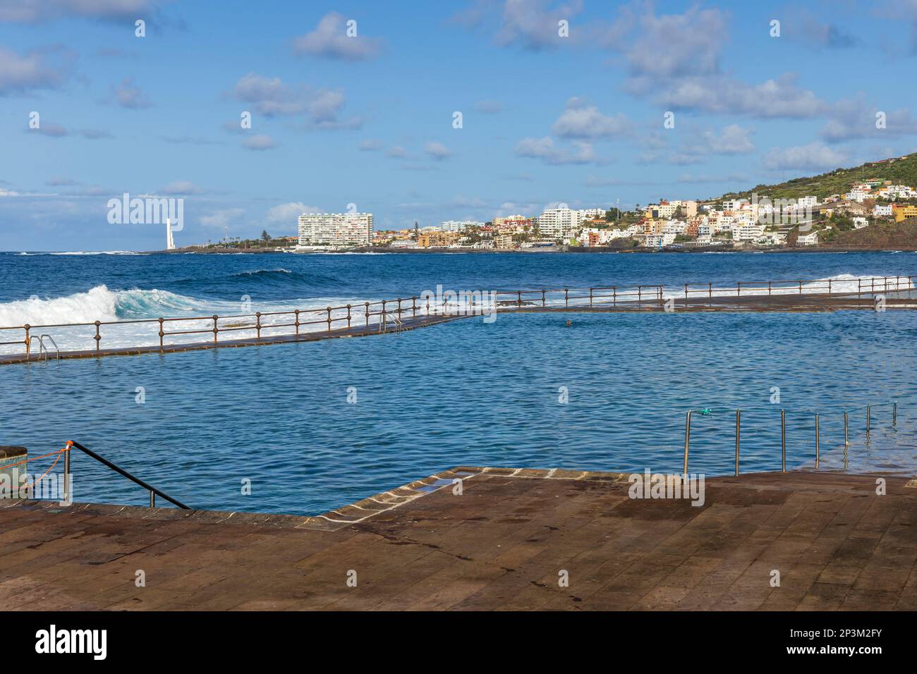 Meerwasser-Swimmingpool in Bajamar auf Teneriffa mit der Küstenstadt Punta del Hidalgo im Hintergrund. Stockfoto