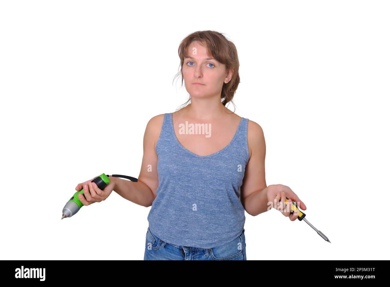 Junge Frau mit Schraubenzieher an der Wand, isoliert auf weißem Hintergrund. Fragen, um ihre eigenen Hände zu reparieren. Durchführung von Reparaturen in der Stockfoto