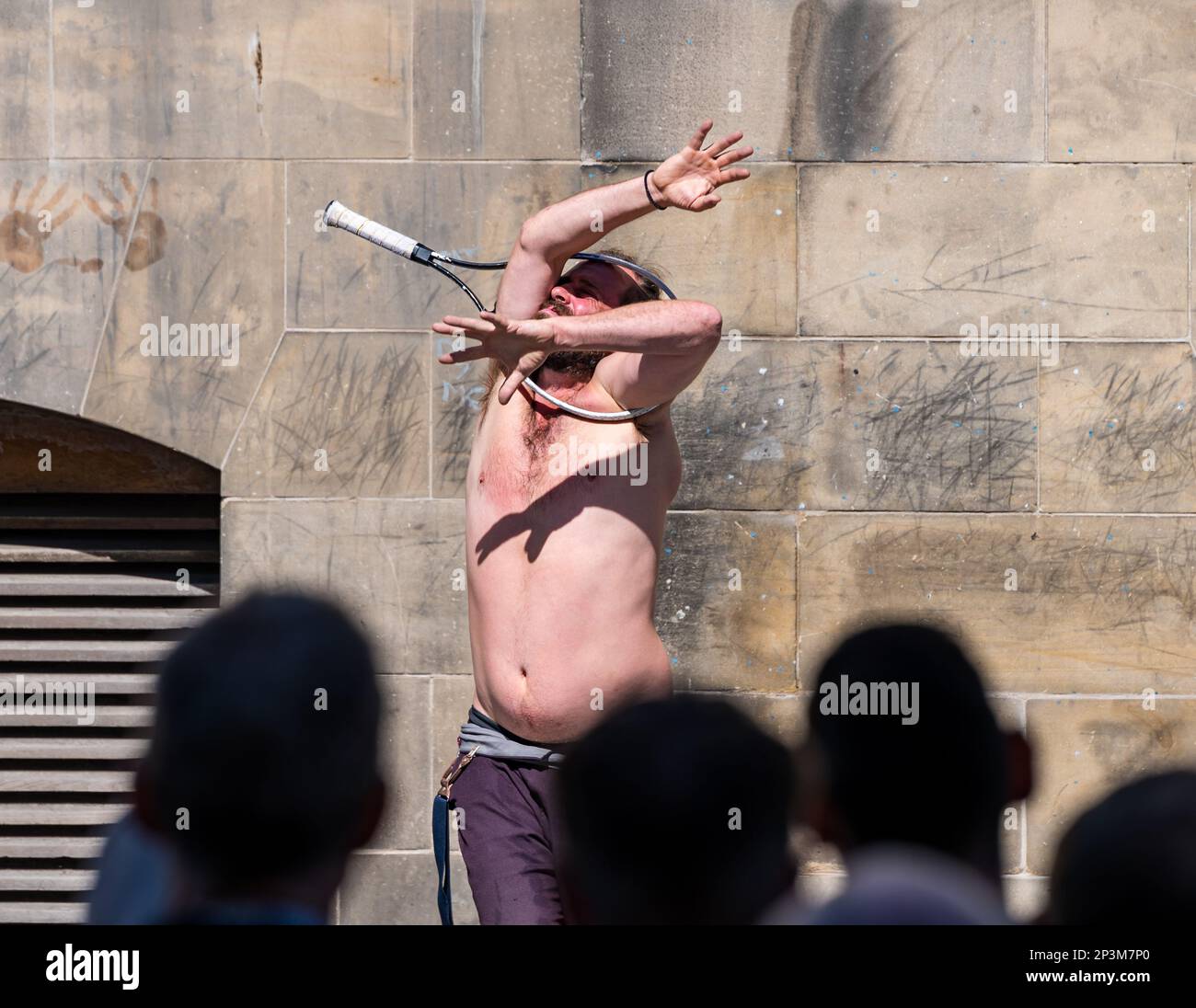 Straßenunterhalter, der während des Festivals mit einem Tennisschläger auftritt, Royal Mile, Edinburgh, Schottland, Großbritannien Stockfoto