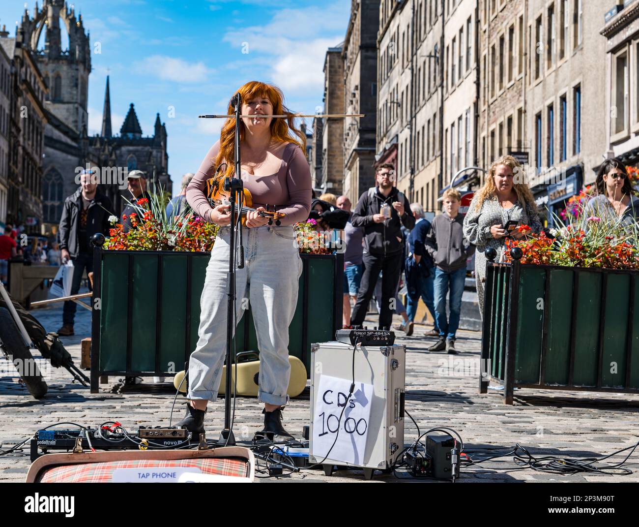 Straßenunterhalter Meg LaGrande, Busking, Geige oder Geige während des Festivals, Royal Mile, Edinburgh, Schottland, Großbritannien Stockfoto
