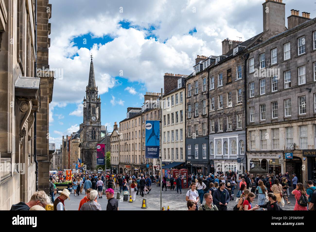 Überfüllte Royal Mile während der Fringe Festivalsaison, Edinburgh, Schottland, Großbritannien Stockfoto