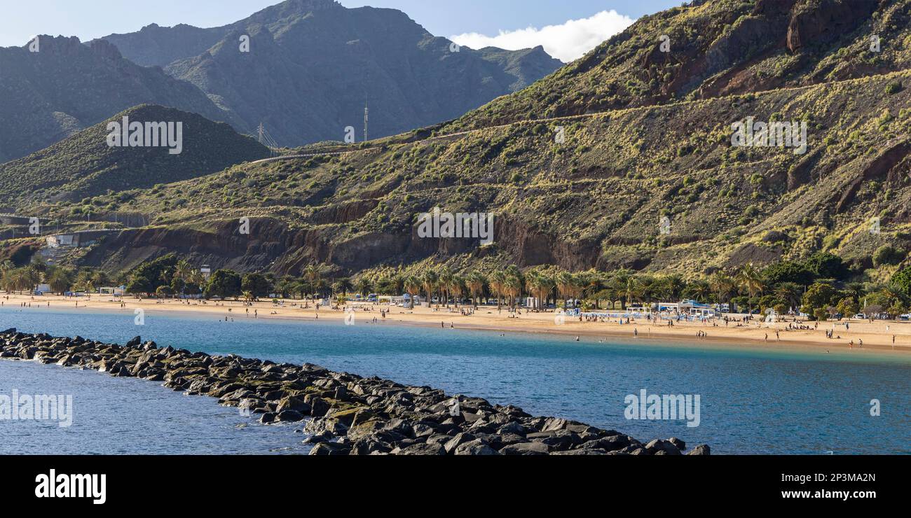 Wellenbrecher und Strand in Playa de Las Teresitas in Santa Cruz de Teneriffa, Teneriffa, Kanarische Inseln Stockfoto