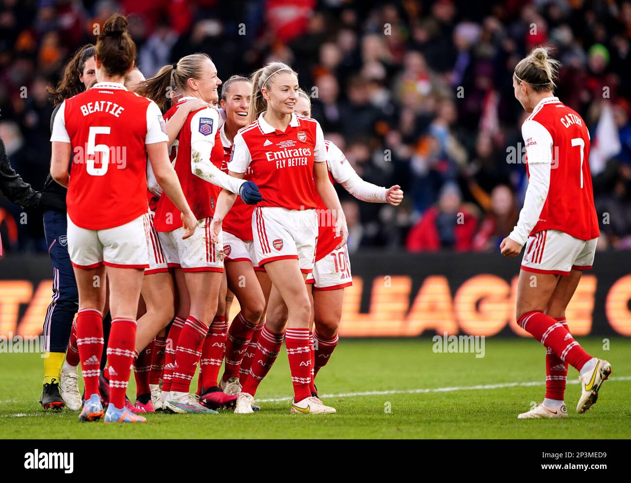 Arsenals Stephanie Catley (rechts) und Teamfreundin Leah Williamson feiern nach dem Finalspiel des FA Women's Continental Tyres League Cup in Selhurst Park, London. Foto: Sonntag, 5. März 2023. Stockfoto