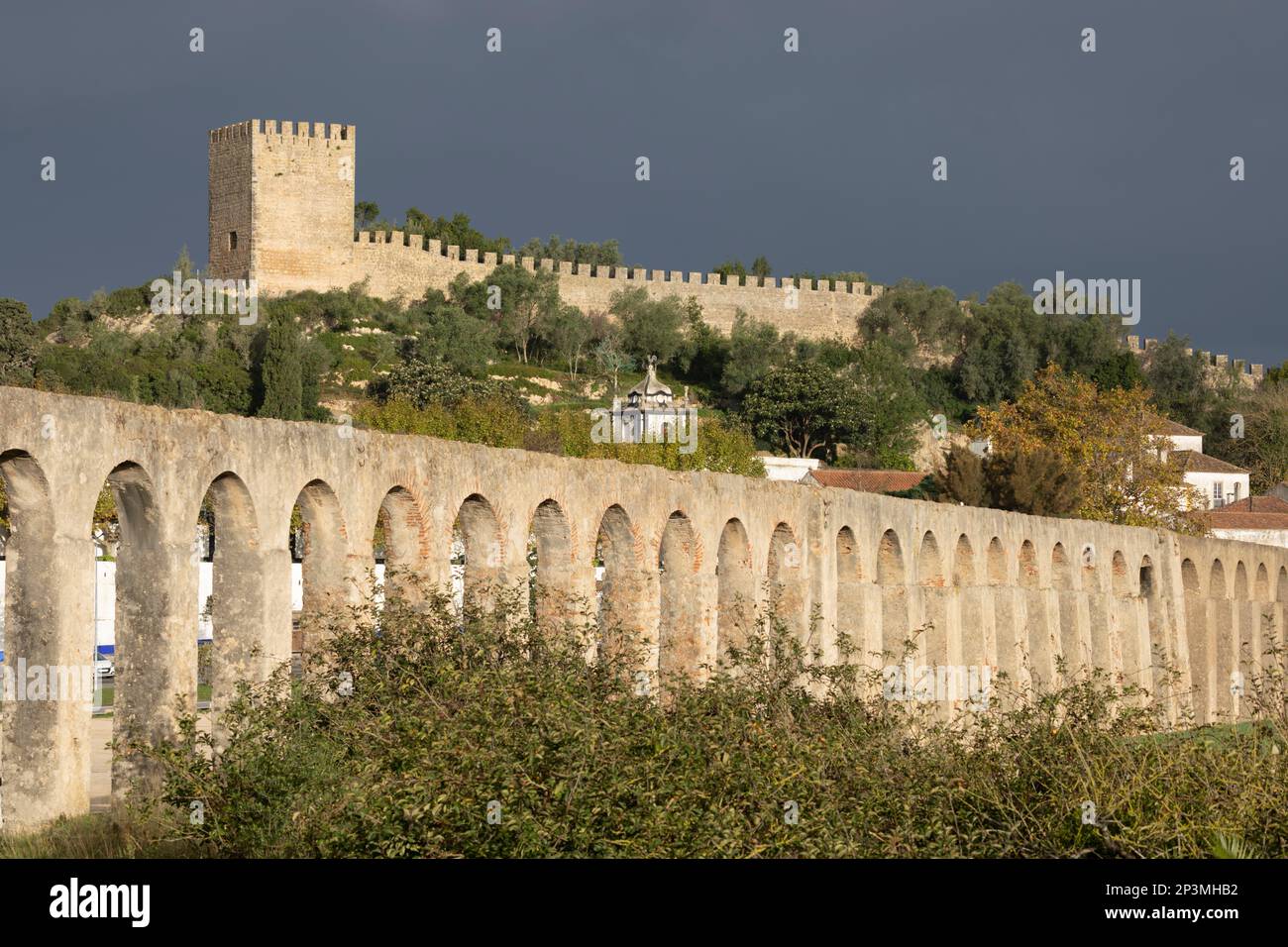 USSEIRA Aquädukt, erbaut im Jahr 1573 mit alten Stadtmauern dahinter, Obidos, Zentralregion, Portugal, Europa Stockfoto