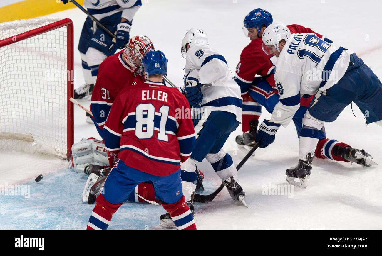 UPDATES WITH CHANGE IN SCORING - TYLER JOHNSON RECEIVED CREDIT FOR THE GOAL - Tampa Bay Lightning's Tyler Johnson (9) scores, with an assist from Ondrej Palat, right, past Montreal Canadiens goalie Carey Price during the second period of an NHL hockey game Tuesday, Jan. 6, 2015, in Montreal. (AP Photo/The Canadian Press, Paul Chiasson) Stockfoto