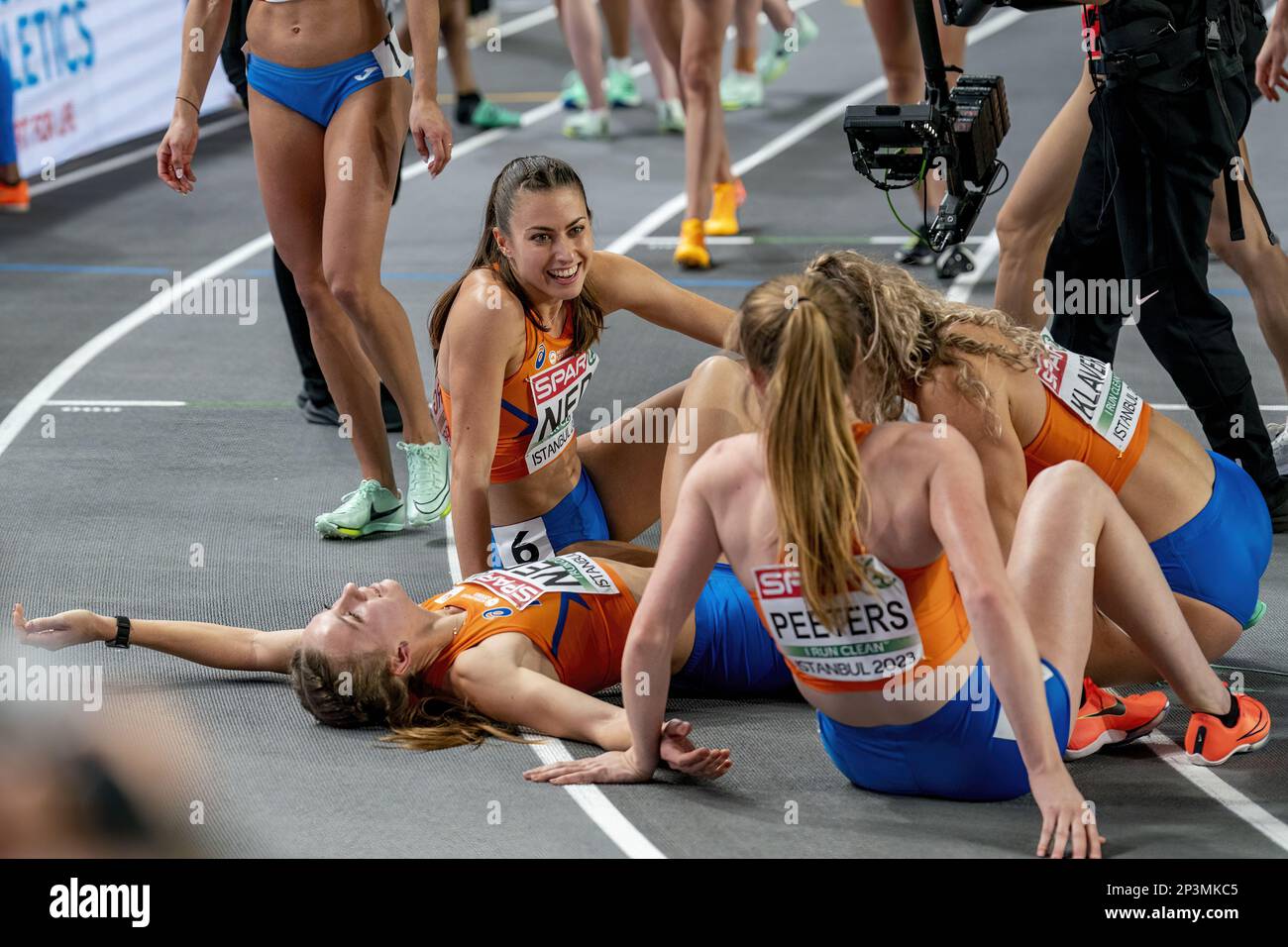 ISTANBUL - die niederländischen Frauen gewinnen Gold in der 4 x 400 m langen Staffel am vierten und letzten Tag der Europameisterschaft in der Halle der Leichtathletik in der Türkei. ANP RONALD HOOGENDOORN Stockfoto