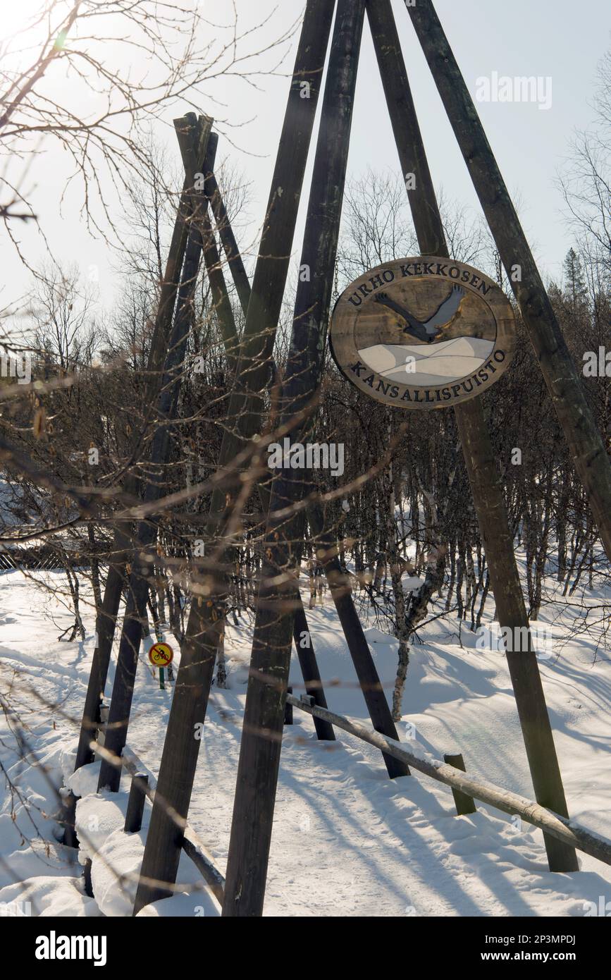 Eintritt zum Urho Kekkonen Nationalpark, der sich von Saariselkä durch die Wildnis des finnischen Lapplands bis zur russischen Grenze erstreckt. 201 Stockfoto