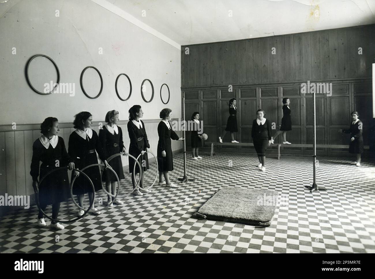 Ein Frauenfoto im Gymnasium-Klassenzimmer, Italien, 40 Jahre Stockfoto