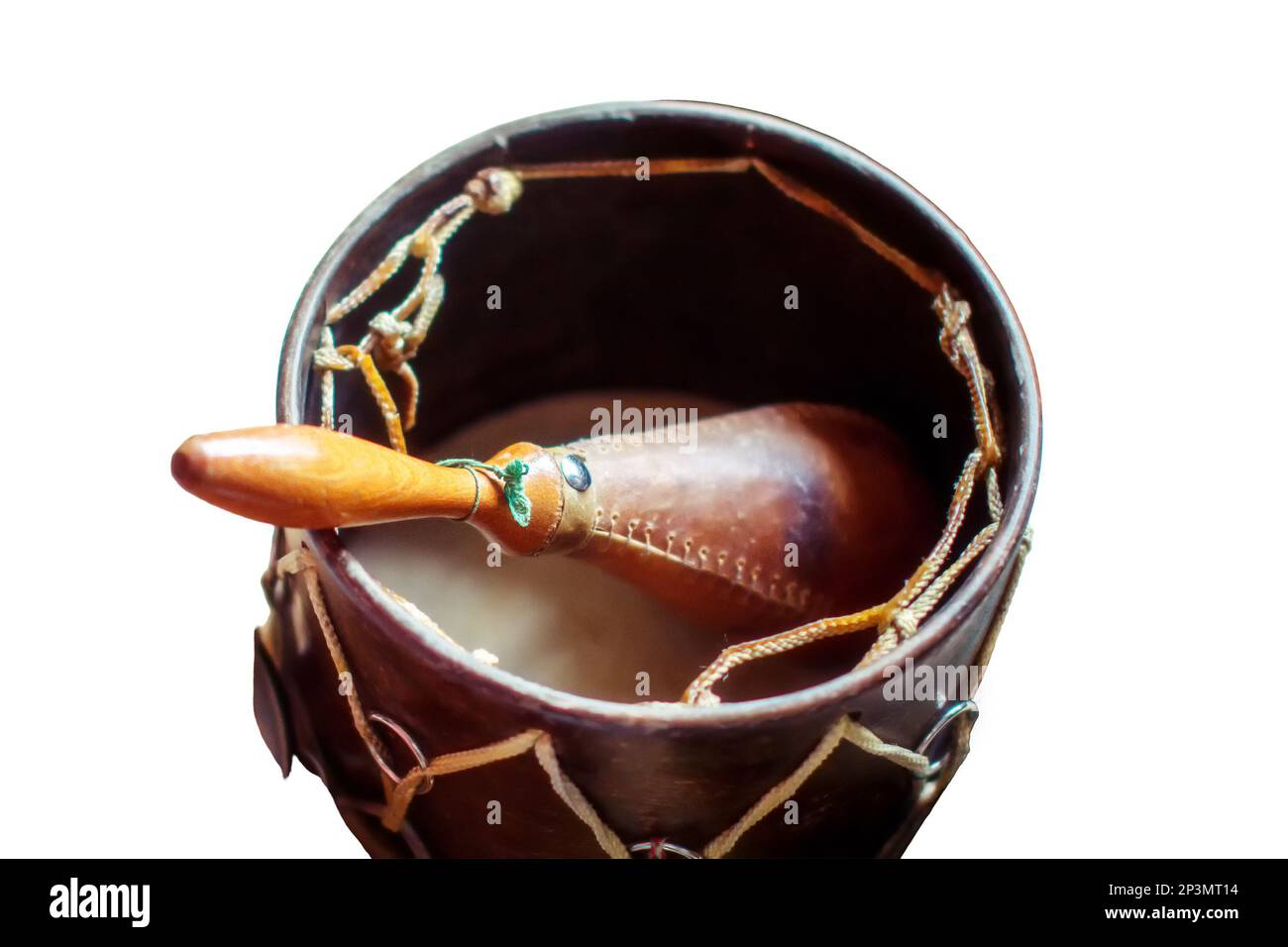 Die Zusammensetzung von Musikinstrumenten - Maracas, Ocarina, Tamburin und ethnische Trommel, isoliert auf weißem Hintergrund. Schlag- und Windinstrumente A Stockfoto