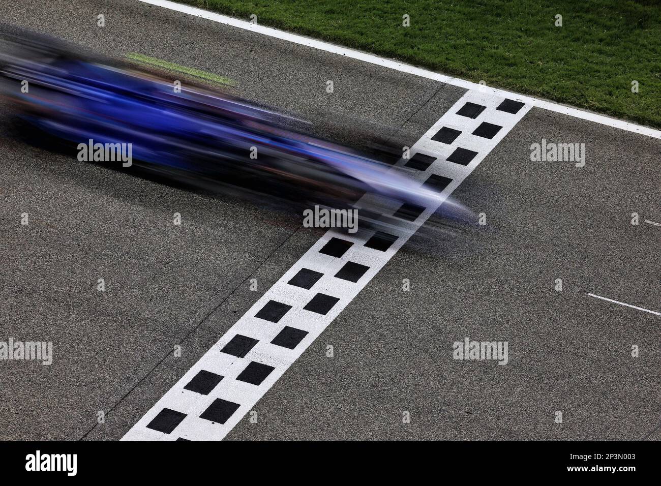 Logan SarSergeant (USA) Williams Racing FW45 überquert die Ziellinie am Ende des Rennens. Formel-1-Weltmeisterschaft, Rd 1, Bahrain Grand Prix, Sonntag, 5. März 2023. Sakhir, Bahrain. Stockfoto