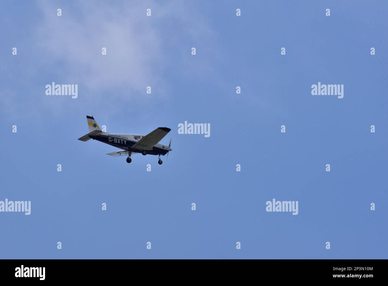 Piper PA-28-161 Cadet G-BXTY, betrieben von Fly LLP, im Endanflug zum internationalen Flughafen Bournemouth 20/4/22. Stockfoto