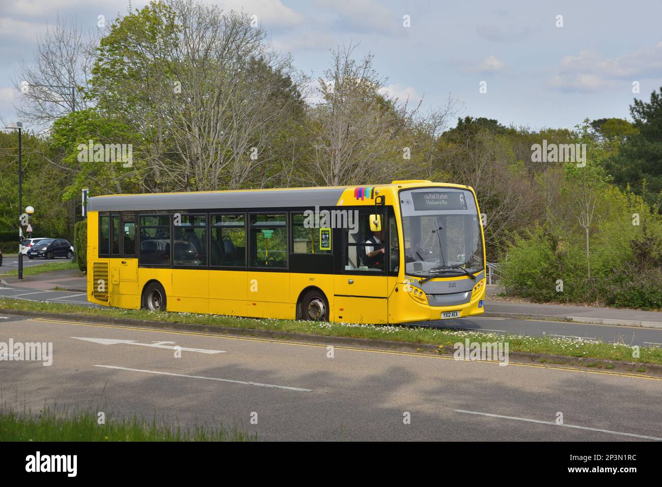 Gelbe Busse Bournemouth Alexander-Dennis Enviro 200 YX12 AEA, Fleet No 2021, wird in der Nähe der Bournemouth University am 20/4/22 gesehen. Stockfoto