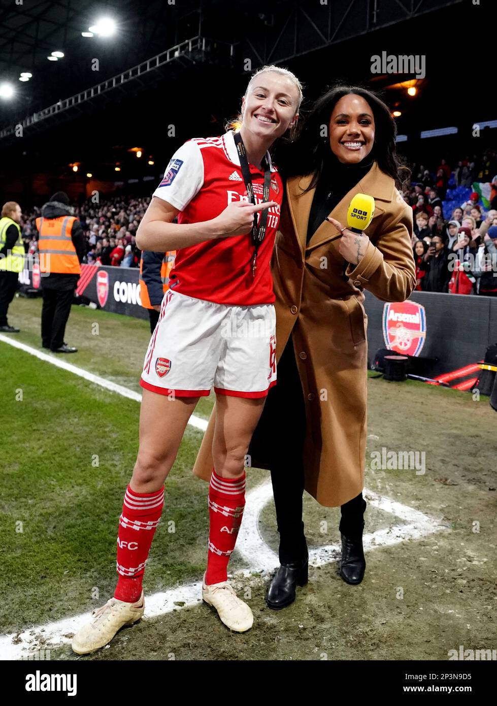 Arsenals Leah Williamson posiert für ein Foto mit dem BBC Sport-Kommentator Alex  Scott, nachdem er das Finalspiel des FA Women's Continental Tyres League  Cup in Selhurst Park, London, gewonnen hat. Foto: Sonntag,