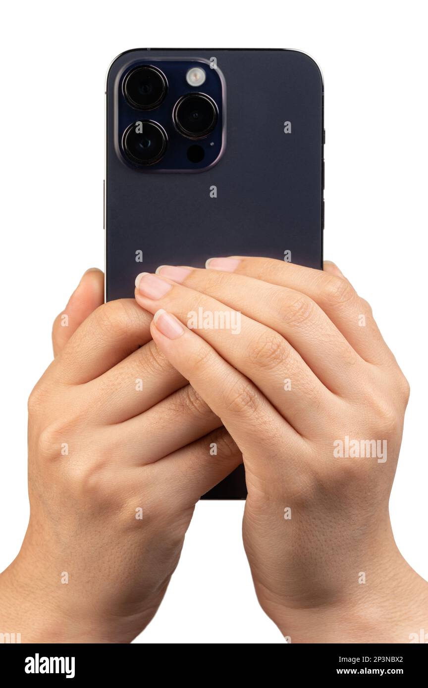 Moderne Rückansicht des Smartphones in der Hand isoliert auf weißem Studiohintergrund Stockfoto