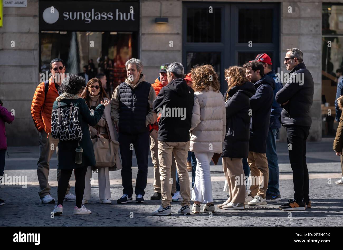 Barcelona, Spanien. 05. März 2023. Eine Gruppe von Personen, die an der Plaza de Sant Jaume gesehen wurden und die Erläuterungen eines Reiseleiters in einer Gruppe erhielten. Am 1. März trat das kommunale Dekret in Kraft, das festlegt, dass geführte Reisegruppen durch das historische Zentrum von Barcelona nicht mehr als 20 Personen umfassen dürfen. Ferner wird das Verbot der Verwendung von Lautsprechern und der Überschreitung der Kapazität von Gruppen auf einigen Straßen und Plätzen eingeführt. (Foto: Paco Freire/SOPA Images/Sipa USA) Guthaben: SIPA USA/Alamy Live News Stockfoto