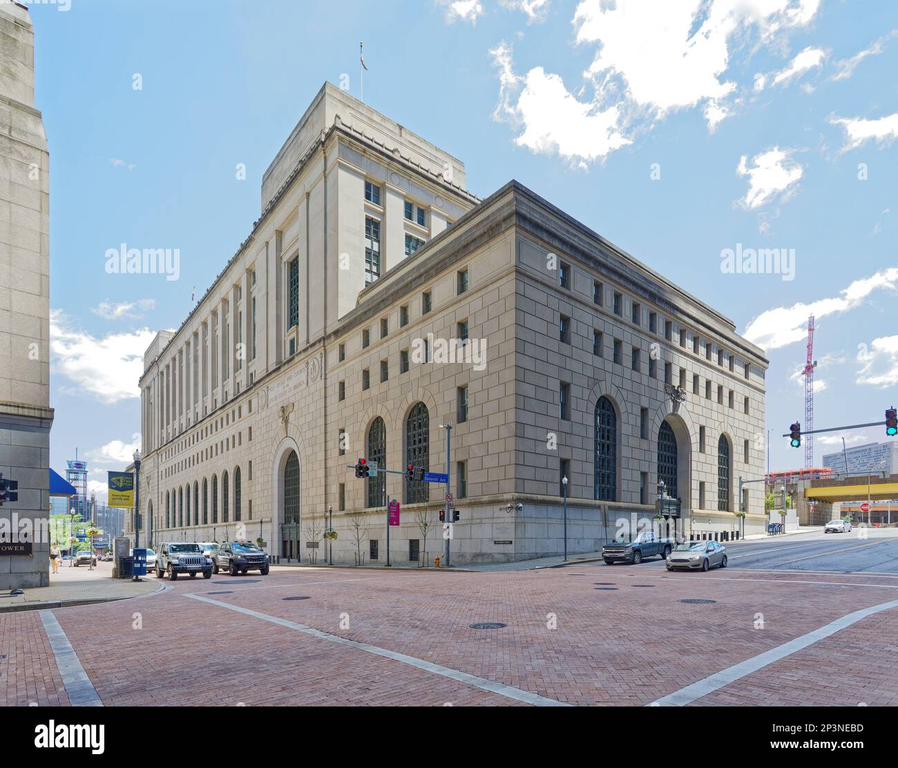 Stadtzentrum von Pittsburgh: Joseph F. Weis, Jr. Das United States Courthouse ist ein Hochhaus aus Granit und Kalkstein im Beaux Arts-Stil. Stockfoto