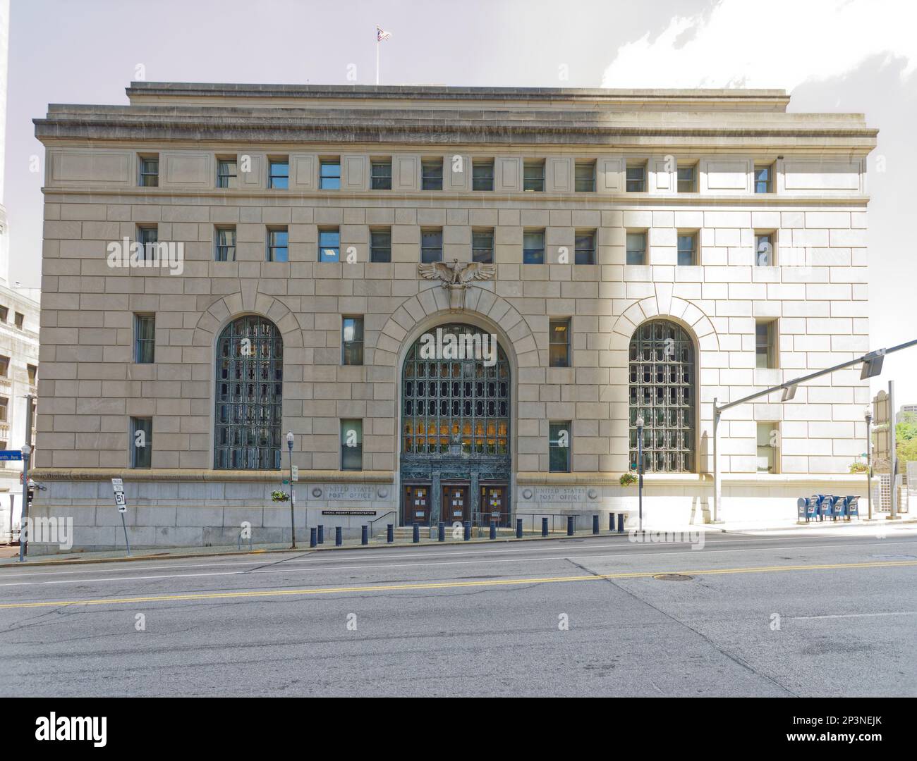 Stadtzentrum von Pittsburgh: Joseph F. Weis, Jr. Das United States Courthouse ist ein Hochhaus aus Granit und Kalkstein im Beaux Arts-Stil. Stockfoto