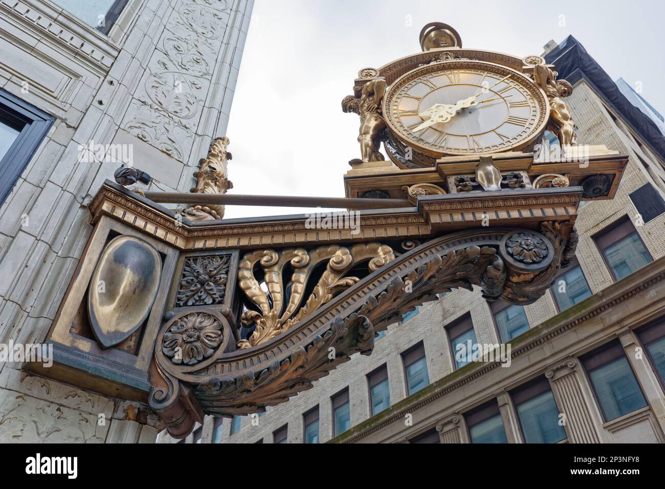 Pittsburgh Downtown: Die Uhr im Kaufmann's Kaufmann's White Terra cotta Kaufhaus an der Fifth Avenue und der Smithfield Street ist ein beliebter Treffpunkt. Stockfoto