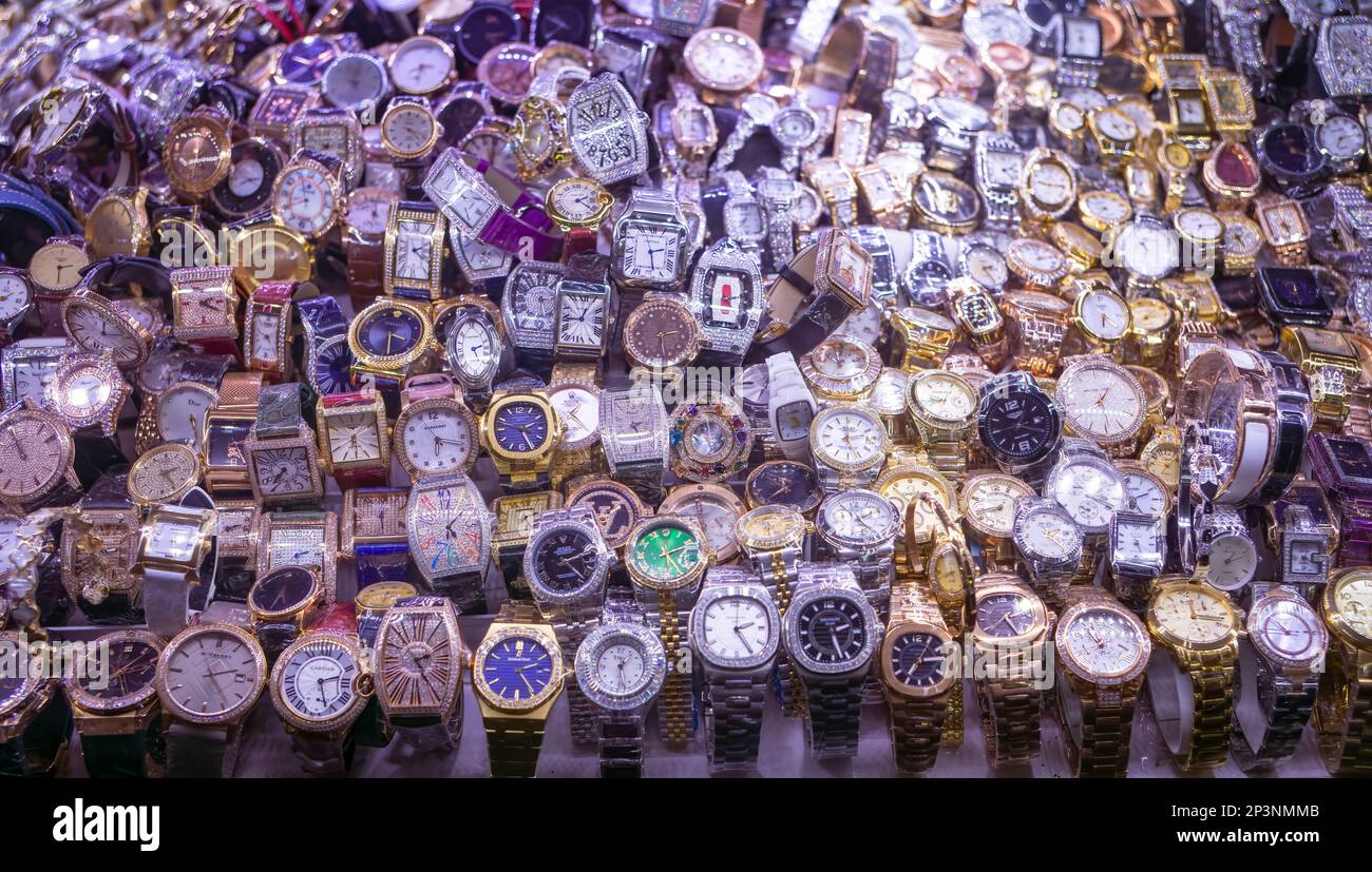 Billige gefälschte Designer- und Luxusuhren, darunter Marken wie Rolex, Omega und Cartier, zum Verkauf auf dem Central Market in Phnom Penh, Kambodscha. Stockfoto